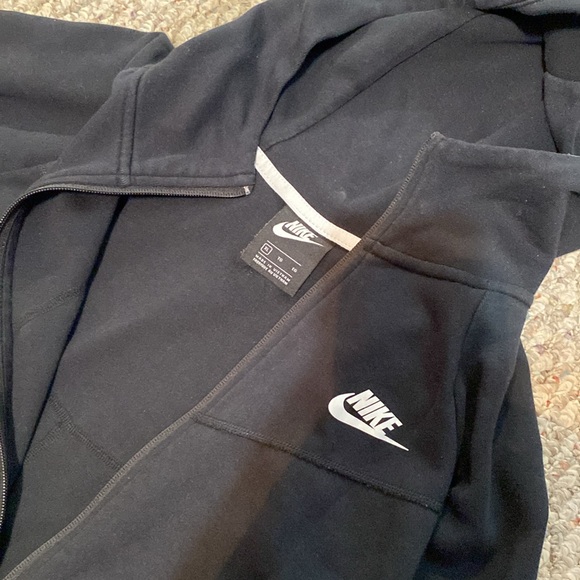 Nike Tech Fleece - Picture 2 of 3